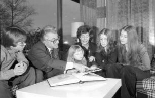 Säckingen: Wohnung; Wirtschaftsminister Eberle mit Familie; am Tisch (mit Fotoalbum)