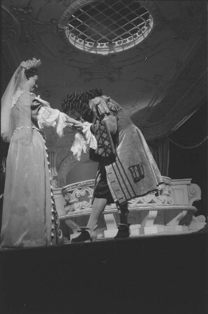 Szenenbilder aus der Komödie "Der Menschenfeind" von Molière am Schlossparktheater Berlin-Steglitz