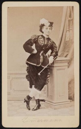 Porträt Emmy Zimmermann (1844-1914; Sängerin). Albuminabzug auf Karton (Carte-de-visite mit Atelieraufdruck recto)