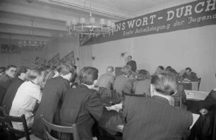 1. Arbeitstagung der Jugendredakteure "Die Tat ins Wort - durchs Wort zur Tat" im Haus der Jugend : Blick auf die Jungredakteure während einer Rede von Albert Norden