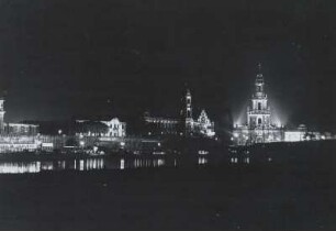 Dresden, Blick vom Neustädter Elbufer auf die Brühlsche Terrasse bei Nacht