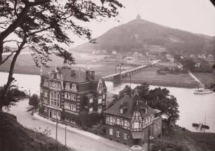 Porta Westfalica-Hausberge, Hotel : Porta Westfalica-Hausberge. Hotel "Großer Kurfürst" und Postamt. Blick nach Westen über die Weser auf Porta-Westfalica-Barkhausen gegen Wittekindsberg (Wiehen-Gebirge) mit Kaiser-Wilhelm-Denkmal