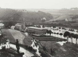 Roßwein, Hochwasser der Freiberger Mulde. Fabrikgebäude mit Mühlgraben und Villa vom Weinberg flussaufwärts