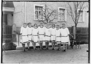 Fasnacht Krauchenwies 1928; Acht verkleidete Frauen