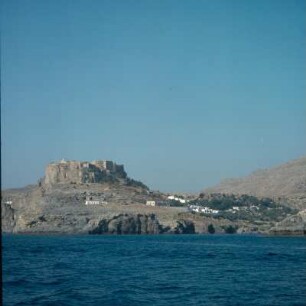 Lindos (Rhodos). Kastron, Kap mit Kastron und Ort, Blick von der Seeseite