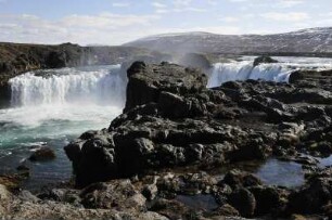 Godafoss-Wasserfall bei Akureyri : Der Godafoss-Wasserfall ("Götter"-Wasserfall) ist hundert Meter breit und fällt 11 Meter tief herab. Aufgenommen am 20. Mai 2012 in der Nähe von Akureyri