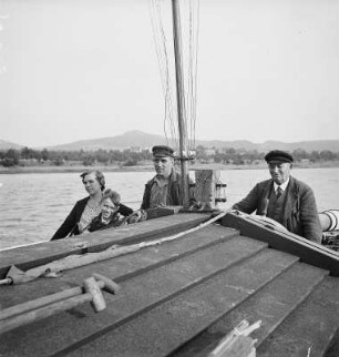 Elbe zwischen Leitmeritz und Aussig. Haupter und Schifferfamilie an Deck eines Schleppkahnes
