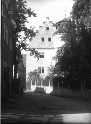 Schmalkalden, Henneberger Hof : Schmalkalden, Pfaffengasse 26. Heiliggrabesbehausung (Henneberger Hof, Baubeginn 13. Jh., Umbau E. 15. Jh.). Giebelfront mit Wohnturm