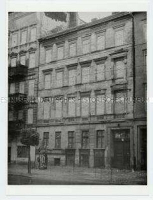 Zugemauerte Fenster eines Hauses in der Bernauer Straße