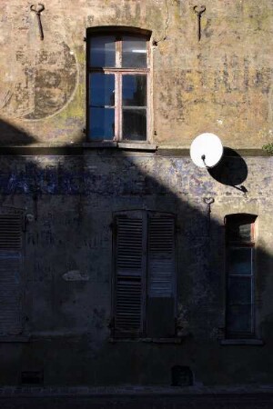 Frankreich. Nord Pas de Calais. Pas de Calais. Saint Omer. Alte Hausfassade mit Satellitenschuessel