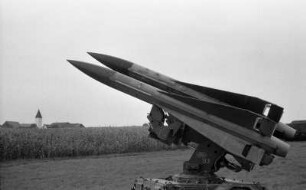 Abwehrraketen vor Dorfkirchtum während des NATO-Manövers Flinker Igel, an dem 52.000 Soldaten aus verschiedenen NATO-Staaten teilnahmen, um nukleare und konventionelle Kampfsituationen zu simulieren, Bayern