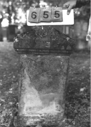 Grabstein 655 (Index: 99788359) Material: Sandstein Zustand: verwittert mit vollständigem Textverlust Maße HxBxT: 87x44x11 cm Besonderheit: Foto unscharf: Grabstein 655