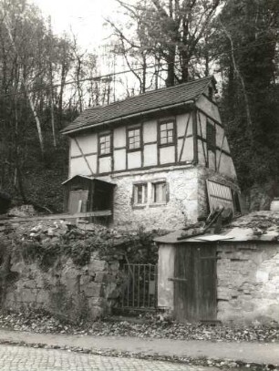 Cossebaude, Talstraße 63. Wohnhaus ("Hexenhaus") (1701/1800). Ansicht mit Stützmauer und Erdkeller
