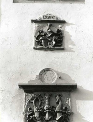 Wappensteine : Wappensteine (1545; C. Walther II). Meißen-Altstadt, Stadttheater, Ostseite