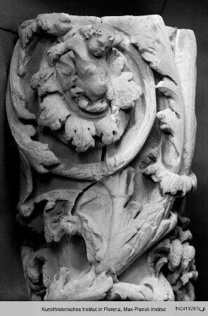 Fragment der nördlichen Rankensäule vom Hauptportal des Domes