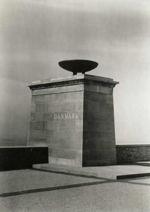 Weimar. Nationale Gedenkstätte Buchenwald auf dem Ettersberg. Straße der Nationen. Pylon mit Flammenschale "Dänemark"