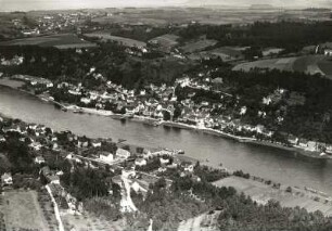 Stadt Wehlen. Blick über die Elbe gegen Ebenheit mit Dorf Wehlen. Luftbild-Schrägaufnahme von Südost