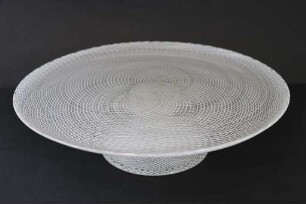 Glasschale mit Netzglasmusterung auf hohem Fuß