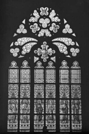 Glasfenster mit Christus als Pantokrator und verschiedenen Heiligen