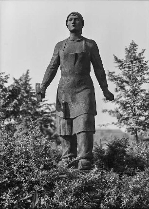 Trümmerfrau : Reinhold, Walter. Trümmerfrau. Bronze; überlebensgroß. 13.10.1952 enthüllt. Dresden-Altstadt, vor dem Neuen Rathaus