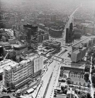 Luftaufnahme, Blick von Osten auf den Breitscheidplatz. Berlin-Charlottenburg, Budapester Straße, Tauentzienstraße