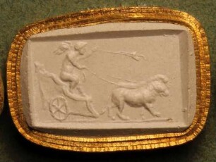 Cupido lenkt einen von zwei Löwen gezogenen Wagen (Daktyliothek, Erstes Mythologisches Tausend)