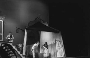 Szenenbilder aus der heiteren Oper "Schneider Wibbel" von Mark Lothar an der Komischen Oper Berlin