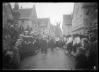 Fasnacht Sigmaringen 1935; Bräuteln vor dem Rathaus; fahnenübergebender Elferrat: Edi Gauggel; stangenübergebender Elferrat: Beck