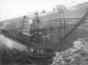 Braunkohlentagebau Hirschfelde (Kopalnia Turoszów), östlich der Lausitzer Neiße; seit 1945 Polen. Abraum- oder Kohlebagger (Teilansicht) vor einer Tagebauwand