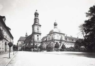 Trebnitz, Pfarrkirche : Trebnitz (Trzebnica/Polen). Pfarrkirche St. Bartholomäus und Kloster. Ansicht von Nordwesten mit Nepomuk-Säule