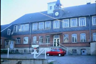 Schule mit Dachreiter und Uhr