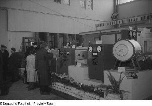 Messebesucher vor Elektrogeräten am Stand des VEB Lokomotivbau - Elektrotechnische Werke Hans Beimler Hennigsdorf (LEW)
