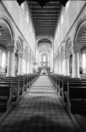 Schwarzach: Romanische Kirche; Längsschiff innen