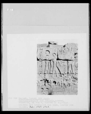 Ramses 2. empfängt Geissel und Krummstab von Amon, hinter ihm Chonsu