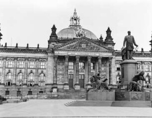 Berlin, Reichstagsgebäude : Berlin. Reichstagsgebäude und Bismarck-Denkmal auf dem Königsplatz