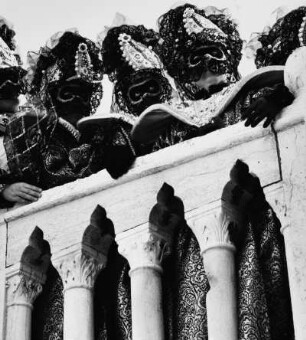 Venedig. Menschen in Masken und Kostümen über Brüstung