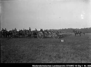 Geländeübung des Feld-Artillerie-Regiments Nr. 46 Enthält: Platte 22, in Front aufgereihte Soldaten auf mit berittenen Pferden bespannten Geschützlafetten