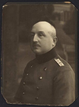 Porträt eins Mannes in Uniform : Porträt eins Mannes in Uniform. Kabinettfoto. Dresden: Privatbesitz