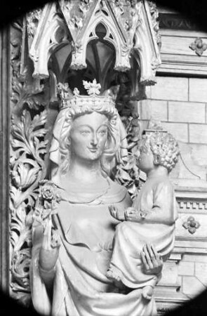 Freiburg: Kopf der Madonna im Tympanon
