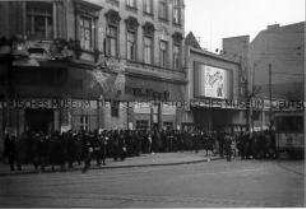 Schlange vor dem Tempelhofer Kino "Tivoli"