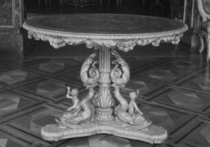 Tisch mit Bernsteinplatte