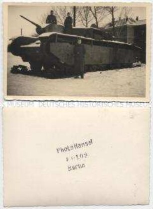 Soldaten mit einem erbeuteten sowjetischen schweren T35-Panzer