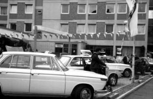 Freiburg: Tag der offenen Tür; Autohaus Schultz; Publikum besichtigt BMW-Typen