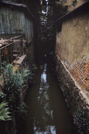 DDR. Erfurt. Wassergraben zwischen zwei Gebäuden in der Altstadt (wahrscheinlich gespeist von der Gera)