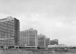 Halle-Neustadt, 18-geschossige Wohnheime an der Magistrale