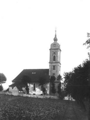 Klipphausen-Sora. Dorfkirche. Ansicht von Nordnordwest