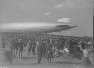 Luftschiff "Graf Zeppelin" (LZ 127) nach der Landung : Brunn. Luftschiff "Graf Zeppelin" (LZ 127), Teilansicht mit Heck, nach der Landung, 28. September 1930