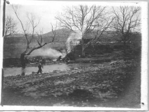 Türkei. Flußlandschaft mit einer lagernden Gruppe von Männern und Lagerfeuer