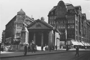 Hamburg-Altstadt. Blick auf den Mönckebergbrunnen und die Volkslesehalle (Fritz Schumacher) an der Mönckebergstraße/Spitalerstraße