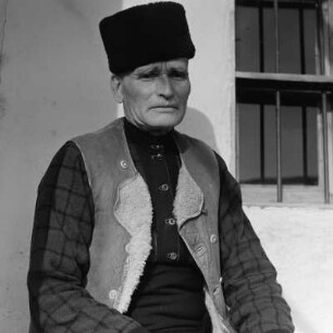 Porträt eines Mannes in bulgarischer Tracht in Banja bei Karlowo